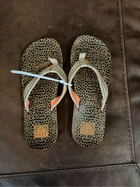 Reef Ahi Cheetah Gold Strap Flip Flops Kids Size 6